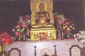 Золотая статуя Будды в Сарнатхе