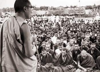 Далай-лама выступает перед тибетскими беженцами.