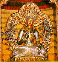 Серебряная статуя Будды